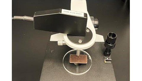 Eine Schokoladenprobe auf dem Probenhalter.